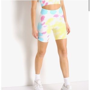high waisted tie dye ribbed seamless biker shorts sunburst tie dye. Size M/L NWT